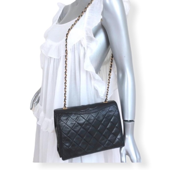 CHANEL Handbags - CHANEL BLACK QUILTED LAMBSKIN VINTAGE TIMELESS CC SINGLE FLAP BAG